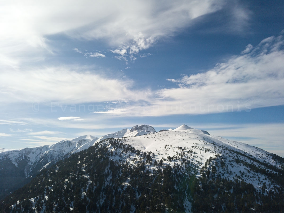 Olympus Refuge Petrostrouga 1.940m and Dereki path